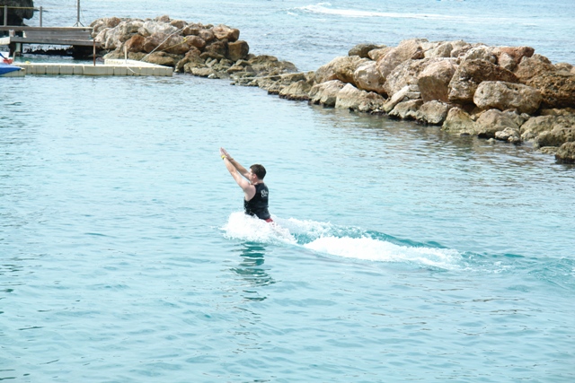 Купание и катание на дельфинах, Дельфиний залив , Ямайка ( Swimming with dolphins pushed by two dolphins, Dolphin Cove Rios Jamaica) 